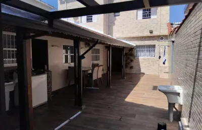 Casa na praia com 5 quartos e área gourmet em são vicente.