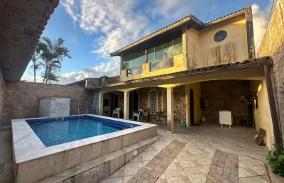 Casa na praia com 3 quartos, piscina e churrasqueira em peruíbe.