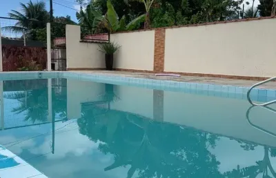 Casa em condomínio com piscina, 2 quartos e churrasqueira em itanhaém.