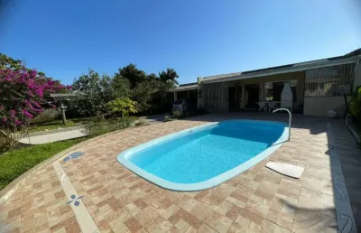 Casa com 3 quartos, piscina e churrasqueira em peruíbe.