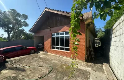 Casa com 4 quartos, edícula e espaço para piscina em peruíbe.