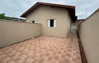 Casa com 2 quartos e espaço para piscina em itanhaém.