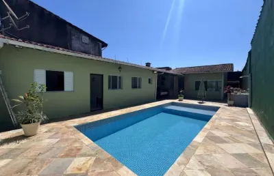 Casa com 3 quartos, piscina e área gourmet com churrasqueira em itanhaém.
