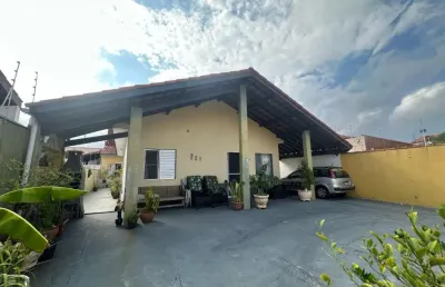 Casa à 50m do mar com 2 quartos e área gourmet com churrasqueira em itanhaém.
