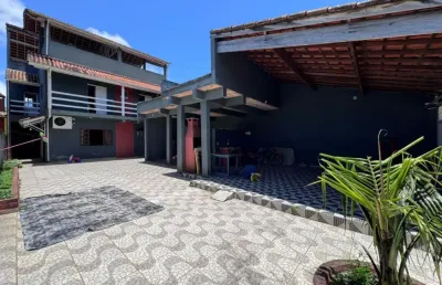Casa com3 quartos, espaço para piscina e churrasqueira em itanhaém.
