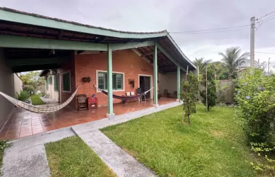 Casa na praia com piscina, 3 quartos e jardim em itanhaém.