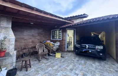 Casa com 2 quartos e área gourmet com churrasqueira em itanhaém.