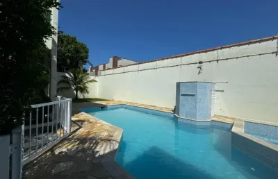 Casa em condomínio com piscina e 2 quartos em itanhaém.
