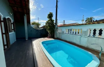 Casa na praia com 3 quartos, piscina e área gourmet em peruíbe.
