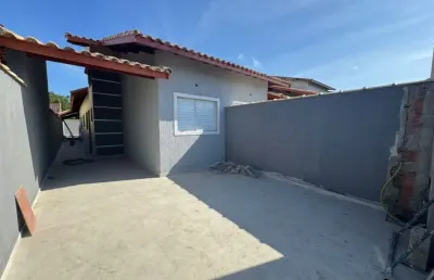Casa com piscina, 2 quartos e churrasqueira em peruíbe.
