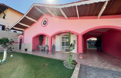 Casa à 300m do mar com 3 quartos, piscina e área gourmet em peruíbe.