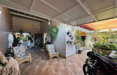 Casa à 150m do mar com 3 quartos e área gourmet em peruíbe.