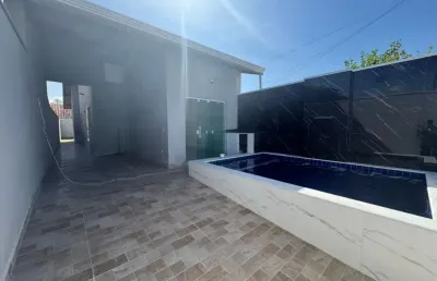 Casa com 2 quartos, piscina e área gourmet em peruíbe.