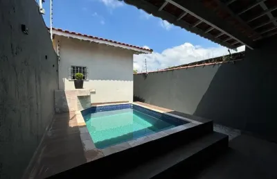 Casa na praia com piscina, 2 quartos e churrasqueira em mongaguá.