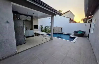 Casa com piscina, 3 quartos e área gourmet em peruíbe.