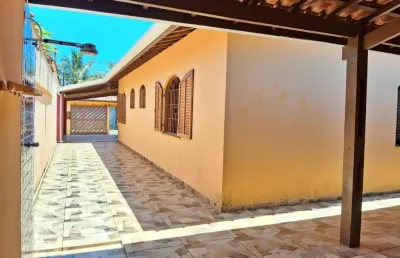 Casa com 3 quartos e churrasqueira à 90m do mar em itanhaém.