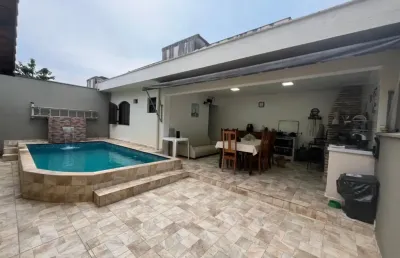 Casa na praia com 4 quartos, piscina e área gourmet em itanhaém.