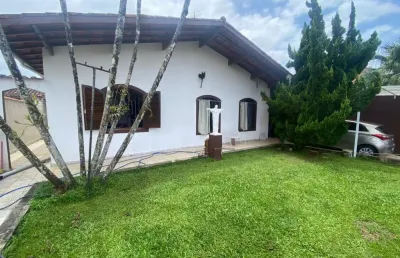 Casa com 2 quartos, churrasqueira e espaço para piscina em peruíbe.