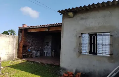 Casa com 3 quartos, piscina e churrasqueira em itanhaém.