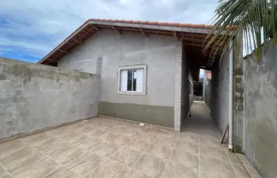 Casa com 2 quartos, piscina e churrasqueira em itanhaém.
