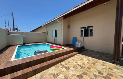 Casa na praia com 2 quartos, piscina e área gourmet em itanhaém.