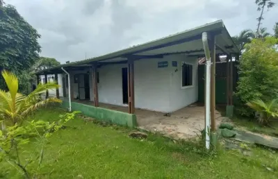 Casa com 2 quartos, espaço para piscina e jardim em itanhaém.