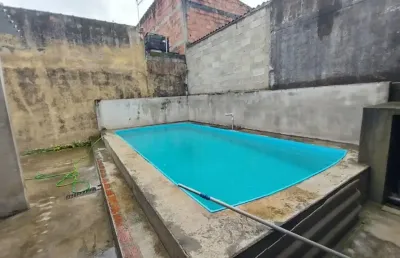 Casa com 2 quartos, piscina e churrasqueira em itanhaém.