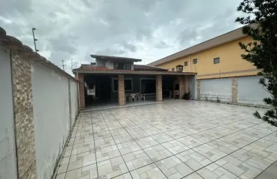 Casa com 2 quartos, área gourmet com churrasqueira e edícula em itanhaém.