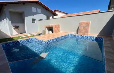 Casa com 2 quartos, piscina e área gourmet em itanhaém.