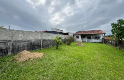 Casa com 2 quartos, espaço para piscina e jardim em itanhaém.