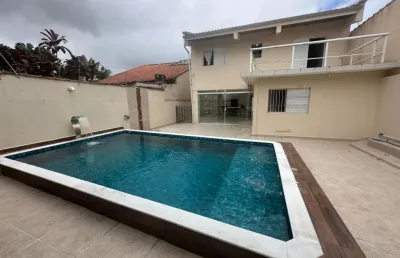 Casa à 100m do mar com 3 quartos e piscina em itanhaém.