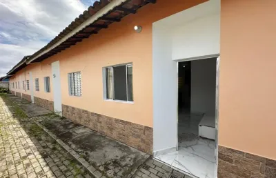 Casa em condomínio com 2 quartos e área gourmet em itanhaém.