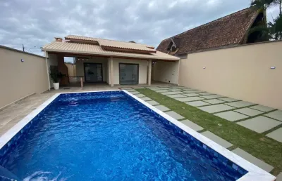 Casa na praia com piscina, 3 quartos e área gourmet em itanhaém.