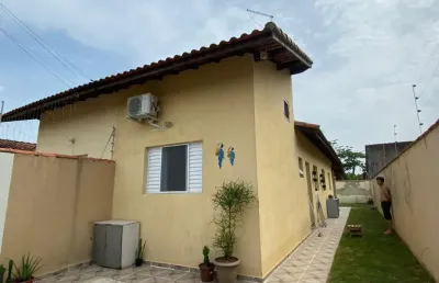 Casa com 2 quartos, churrasqueira e espaço para piscina em itanhaém.