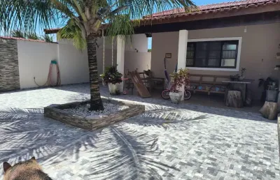 Casa na praia com 3 quartos, área goumet e espaço para piscina em itanhaém.