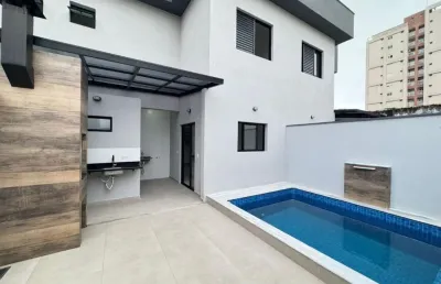 Casa na praia com piscina, 2 quartos e área gourmet em itanhaém.