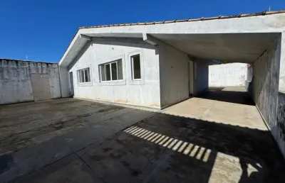 Casa com 2 quartos e espaço para piscina em peruíbe.