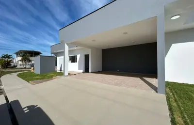 Casa com 3 quartos, piscina e área gourmet em peruíbe.