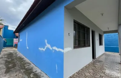 Casa com 2 quartos, jardim e espaço para piscina em itanhaém.