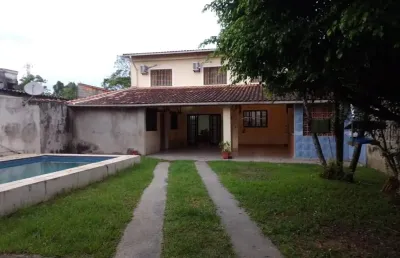 Casa com 3 quartos, piscina e churrasqueira em itanhaém.