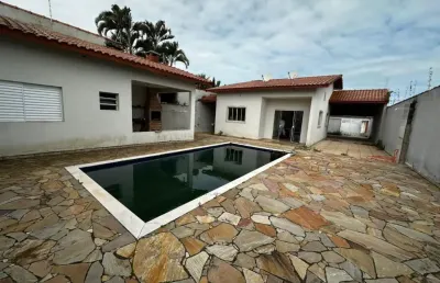Casa na praia com piscina, 4 quartos e área gourmet em itanhaém.
