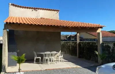 Casa com espaço para piscina e churrasqueira em itanhaém.