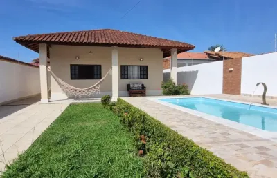 Casa na praia com piscina, 3 quartos e área gourmet em itanhaém.