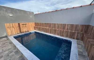 Casa com 2 quartos, piscina e área gourmet em itanhaém.