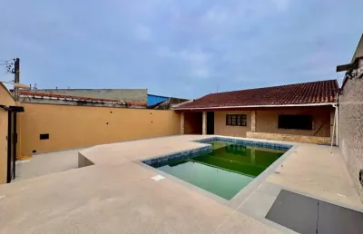 Casa com piscina, 2 quartos e área gourmet com churrasqueira em itanhaém.