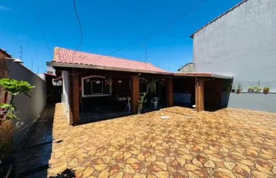 Casa na praia com 2 quartos, área gourmet e jardim em itanhaém.