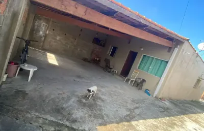 Casa com 3 quartos e espaço para piscina em peruíbe.