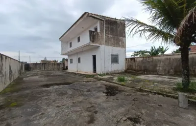 Casa com 2 quartos e espaço para piscina em itanhaém.