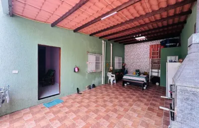 Casa com 2 quartos e área gourmet com churrasqueira em itanhaém.