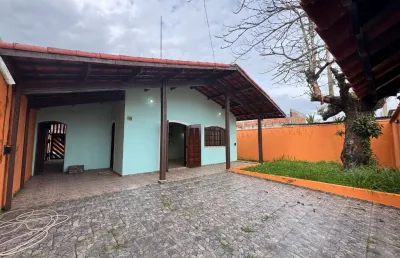 Casa com 2 quartos, área gourmet e espaço para piscina em itanhaém.
